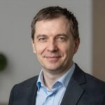 Портрет уверенного российского предпринимателя в студии для раздела о компании магазина запчастей для внедорожников