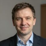 Портрет уверенного российского предпринимателя в студии для раздела о компании магазина запчастей для внедорожников
