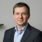 Портрет уверенного российского бизнесмена на нейтральном фоне для сайта магазина запчастей для внедорожников